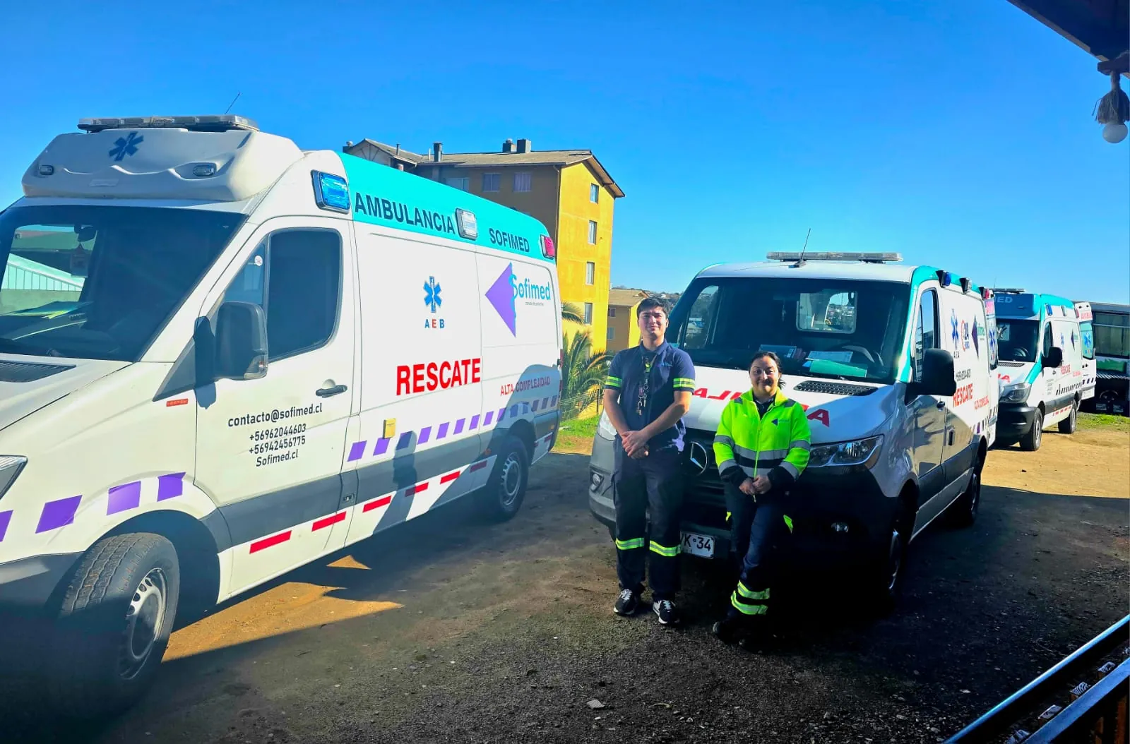 Ambulancia Sofimed en la entrada de urgencias de un hospital
